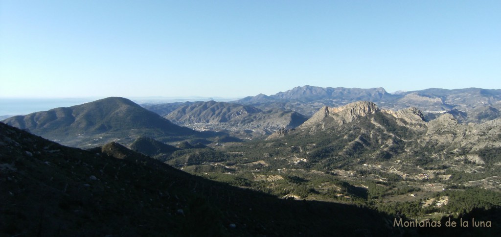 A la izquierda la Sierra d'Orxeta, a la derecha el Alt del Realet y en el centro al fondo el Cabeçó d'Or